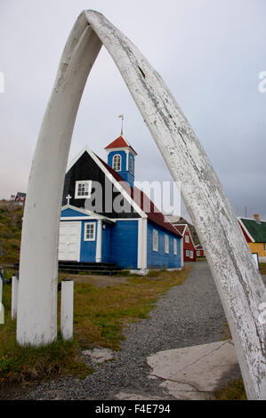 Le Groenland, Municipalité de Qeqqata, Sisimiut Holsteinsborg (aka). Sisimiut, Musée de l'os de la mâchoire de baleine bleue en face de l'église historique. Tailles disponibles (grand format) Banque D'Images