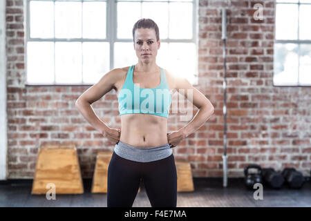 Fit woman posing with hands on hips Banque D'Images