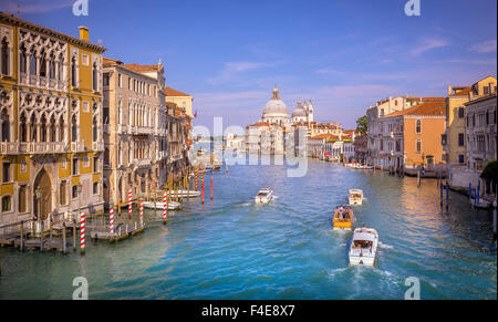 Grand Canal avec vue sur la cathédrale Sainte Marie de la Santé à Venise, Italie Banque D'Images