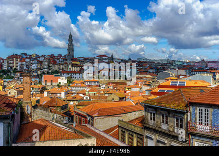 Vue de la vieille ville de Porto sur une journée ensoleillée. Septembre, 2015. Porto, Portugal. Banque D'Images
