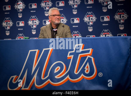 New York, NY, USA. 16 Oct, 2015. Chicago Cubs manager JOE MADDON parle lors d'une conférence de presse le jour d'entraînement CLN au Citi Field, le vendredi 16 octobre, 2015. © Bryan Smith/ZUMA/Alamy Fil Live News Banque D'Images