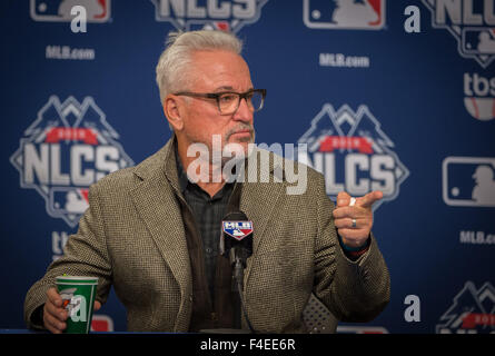New York, NY, USA. 4 janvier, 2014. Chicago Cubs manager JOE MADDON parle lors d'une conférence de presse le jour d'entraînement CLN au Citi Field, le vendredi 16 octobre, 2015. © Bryan Smith/ZUMA/Alamy Fil Live News Banque D'Images