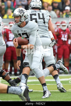 Autzen Stadium, Eugene, OR, USA. 10 Oct, 2015. Oregon Ducks quarterback Taylor Alie (12) au cours de la NCAA football match entre les canards et la Washington State Cougars à Autzen Stadium, Eugene, OR. Larry C. Lawson/CSM/Alamy Live News Banque D'Images