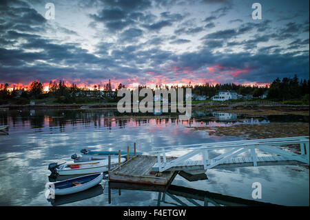 Maine, Newagen, coucher de soleil et vue sur le port par les îles cocus Banque D'Images