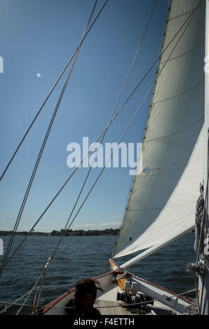 Navigation dans la baie de Chesapeake hors historique Annapolis, Maryland. Banque D'Images