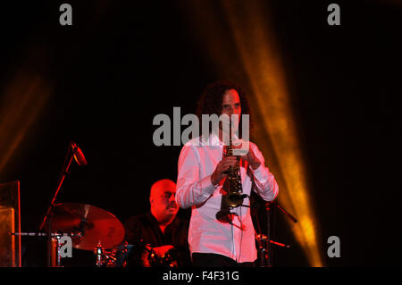 16 octobre 2015 - Kenny G dont le nom complet est Bruce Kenneth Gorelick origine Saxophone Seattle États-unis effectuer et d'étonner des milliers de fans de la musique jazz à partir de diverses régions de l'Indonésie à Prambanan Jazz International Music Festival 2015 à Prambanan, Sleman, Yogyakarta, Indonésie, le vendredi 16 octobre 2015. Kenny G a commencé à plonger dans le monde de la musique en 1973 avec Barry White Love Unlimited Orchestra. Kenny G formé le groupe funk band appelé froid, Bold et ensemble dans la même année. Keny G est de plus en plus populaire depuis qu'il a rejoint Jeff Lorber Fushion et un an plus tard a décidé de prendre sa carrière sur Banque D'Images
