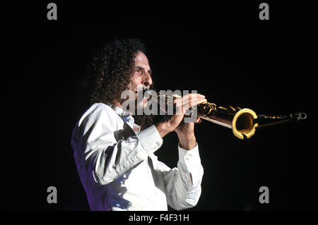 16 octobre 2015 - Kenny G dont le nom complet est Bruce Kenneth Gorelick origine Saxophone Seattle États-unis effectuer et d'étonner des milliers de fans de la musique jazz à partir de diverses régions de l'Indonésie à Prambanan Jazz International Music Festival 2015 à Prambanan, Sleman, Yogyakarta, Indonésie, le vendredi 16 octobre 2015. Kenny G a commencé à plonger dans le monde de la musique en 1973 avec Barry White Love Unlimited Orchestra. Kenny G formé le groupe funk band appelé froid, Bold et ensemble dans la même année. Keny G est de plus en plus populaire depuis qu'il a rejoint Jeff Lorber Fushion et un an plus tard a décidé de prendre sa carrière sur Banque D'Images