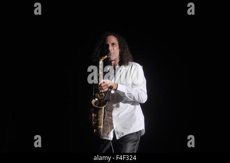 16 octobre 2015 - Kenny G dont le nom complet est Bruce Kenneth Gorelick origine Saxophone Seattle États-unis effectuer et d'étonner des milliers de fans de la musique jazz à partir de diverses régions de l'Indonésie à Prambanan Jazz International Music Festival 2015 à Prambanan, Sleman, Yogyakarta, Indonésie, le vendredi 16 octobre 2015. Kenny G a commencé à plonger dans le monde de la musique en 1973 avec Barry White Love Unlimited Orchestra. Kenny G formé le groupe funk band appelé froid, Bold et ensemble dans la même année. Keny G est de plus en plus populaire depuis qu'il a rejoint Jeff Lorber Fushion et un an plus tard a décidé de prendre sa carrière sur Banque D'Images
