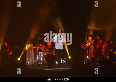 16 octobre 2015 - Kenny G dont le nom complet est Bruce Kenneth Gorelick origine Saxophone Seattle États-unis effectuer et d'étonner des milliers de fans de la musique jazz à partir de diverses régions de l'Indonésie à Prambanan Jazz International Music Festival 2015 à Prambanan, Sleman, Yogyakarta, Indonésie, le vendredi 16 octobre 2015. Kenny G a commencé à plonger dans le monde de la musique en 1973 avec Barry White Love Unlimited Orchestra. Kenny G formé le groupe funk band appelé froid, Bold et ensemble dans la même année. Keny G est de plus en plus populaire depuis qu'il a rejoint Jeff Lorber Fushion et un an plus tard a décidé de prendre sa carrière sur Banque D'Images