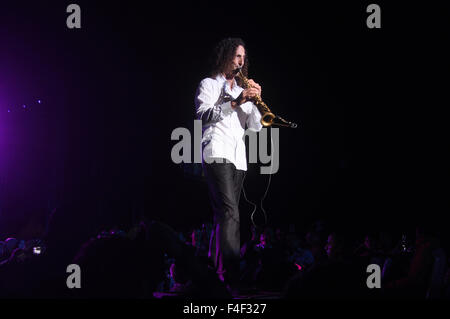 16 octobre 2015 - Kenny G dont le nom complet est Bruce Kenneth Gorelick origine Saxophone Seattle États-unis effectuer et d'étonner des milliers de fans de la musique jazz à partir de diverses régions de l'Indonésie à Prambanan Jazz International Music Festival 2015 à Prambanan, Sleman, Yogyakarta, Indonésie, le vendredi 16 octobre 2015. Kenny G a commencé à plonger dans le monde de la musique en 1973 avec Barry White Love Unlimited Orchestra. Kenny G formé le groupe funk band appelé froid, Bold et ensemble dans la même année. Keny G est de plus en plus populaire depuis qu'il a rejoint Jeff Lorber Fushion et un an plus tard a décidé de prendre sa carrière sur Banque D'Images