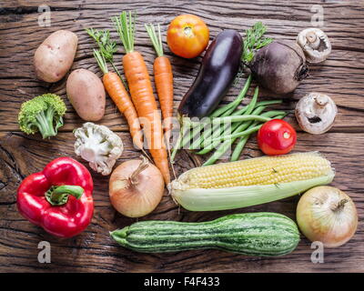 Les légumes frais biologiques sur la table en bois. Vue d'en haut. Banque D'Images