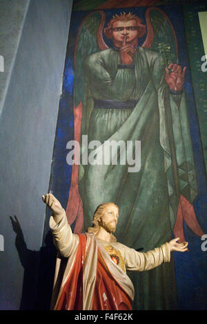 Photo murale 'Prudence 'créé par l'artiste croate Maxo Vanka au-dessus de la statue du Christ dans le sanctuaire de Saint Nicolas dans l'église catholique croate Millvale, PA à la périphérie de Pittsburgh, PA. Banque D'Images