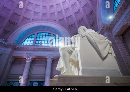 USA, Pennsylvania, Philadelphia, le Franklin Institute, statue de Benjamin Franklin Banque D'Images