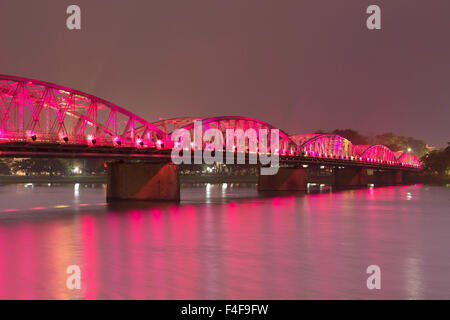 Vue panoramique de Truong Tien pont la nuit, Hue, Vietnam Banque D'Images