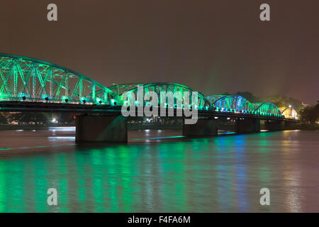 Vue panoramique de Truong Tien pont la nuit, Hue, Vietnam Banque D'Images