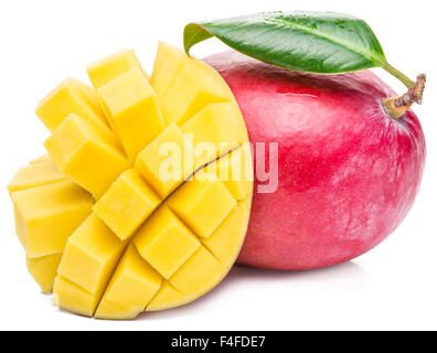 Les mangues et les cubes de mangue. La photo de haute qualité. Les mangues et les cubes de mangue sur le fond blanc. Banque D'Images