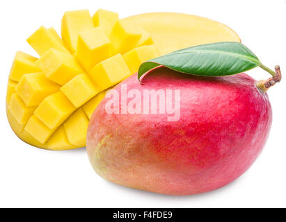 Les mangues et les cubes de mangue sur le fond blanc. La photo de haute qualité. Banque D'Images