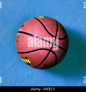 J'est une photo d'un ballon de basket-ball vue d'en haut sur un marbre bleu dans un centre sportif Banque D'Images