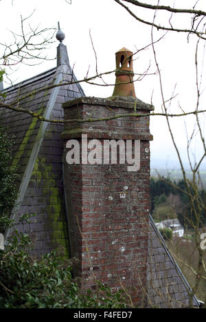 C'est une photo d'une cheminée sur le toit d'une maison en Normandie, France. Banque D'Images