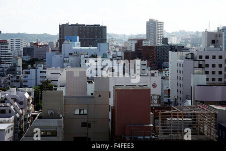 C'est une photo de la ville de Naha à Okinawa au Japon. C'est un paysage urbain d'une grande ville japonaise Banque D'Images