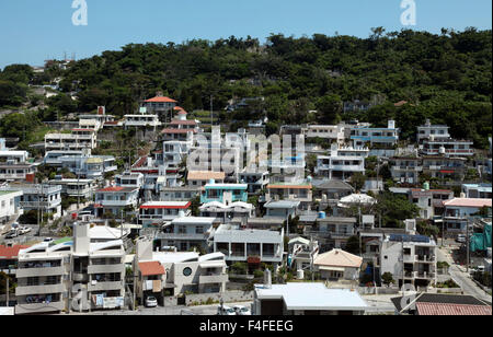 C'est une photo de la ville de Naha à Okinawa au Japon. C'est un paysage urbain d'une grande ville japonaise Banque D'Images