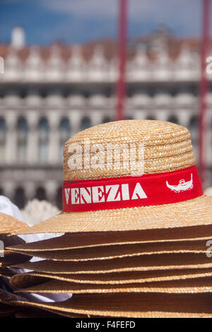 Souvenirs de Venise Venezia les chapeaux de paille à vendre au calage sur la Piazza San Marco la place Saint Marc Venise Vénétie Italie Banque D'Images