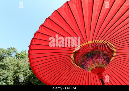 Parapluie rouge japonais contre le ciel bleu Banque D'Images