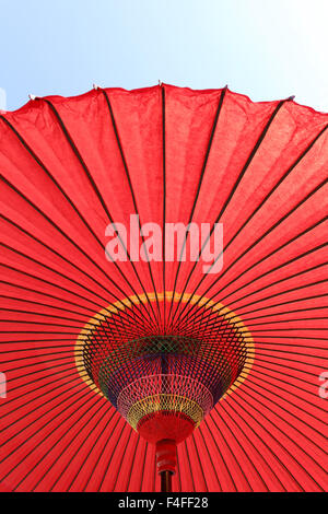 Parapluie rouge japonais contre le ciel bleu Banque D'Images