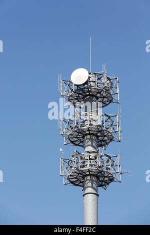 Tour de communications avec les antennes contre le ciel bleu Banque D'Images