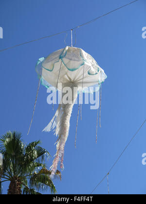 De grandes lanternes en forme de méduses suspendue sur Malaga harbour quay Banque D'Images