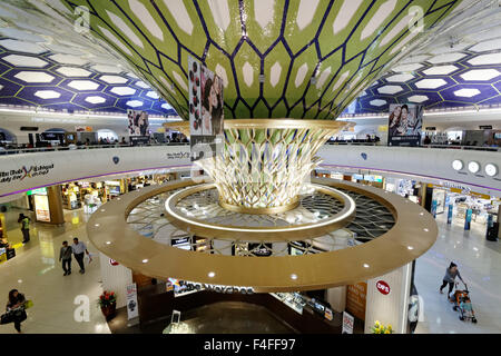 Emirats Arabes Unis : Terminal 1, hall de l'hôtel de transit et les boutiques hors taxes à l'Aéroport International d'Abu Dhabi Banque D'Images
