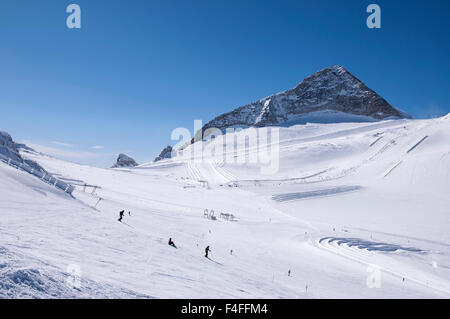 Glacier de Hintertux avec les skieurs, snowboarders, pistes, pistes de ski et remontées mécaniques en Alpes de Zillertal en Autriche Banque D'Images