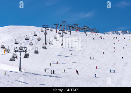 Skieurs et télésiège double en ski alpin dans l'Otztal Solden dans Alpes, Tirol, Autriche Banque D'Images