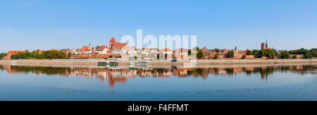 Vaste panorama de la vieille ville de Torun en Pologne avec son reflet dans la rivière Vistule Banque D'Images