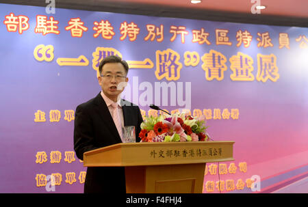 Hong Kong, Chine. 17 Oct, 2015. Song Zhe, le commissaire du Ministère des affaires étrangères de Chine à Hong Kong (Région administrative spéciale), traite d'une cérémonie d'ouverture d'une exposition de calligraphie et peinture à Hong Kong, Chine du sud, le 17 octobre 2015. Plus de 50 œuvres sont affichées dans l'exposition de trois jours sur le thème de la route de la soie ceinture économique à partir de samedi. © Qin Qing/Xinhua/Alamy Live News Banque D'Images