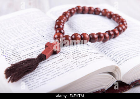 Thème religieux saint livre et croix sur un fond de bois blanc Banque D'Images