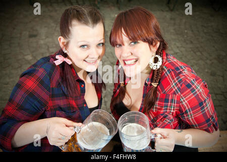 Becky Dyde âgés de 25 ans & Charlotte Prestwich âgés de 30 ont voyagé de Crewe pour assister à la fête de la bière Oktoberfest bavarois à drapeaux change de Liverpool. Ici, ils sont représentés dans de grands esprits avec leurs steins de bière. La première était l'Oktoberfest Liverpool bat son plein hier soir comme cent fait la fête en échange des drapeaux. Credit : Cernan Elias/Alamy Live News Banque D'Images