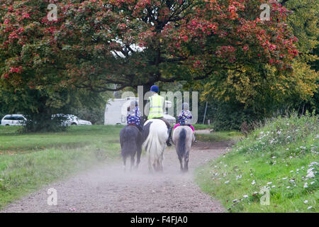 Wimbledon London, UK, le 17 Oct, 2015. Météo : une école locale de circonscription participer à un samedi ordinaire balade sur un jour d'automne froid dans la région de Wimbledon Common Crédit : amer ghazzal/Alamy Live News Banque D'Images