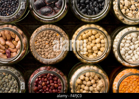 Vue de dessus de divers légumes secs dans des bocaux Banque D'Images