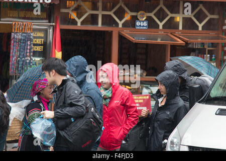 Sapa ou Sa Pa est une ville frontière au nord-ouest du Vietnam, de coups ici dans la saison des pluies Banque D'Images