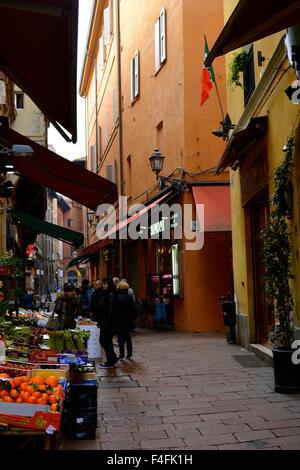 Étal de fruits et légumes dans une rue de Bologne Italie Banque D'Images
