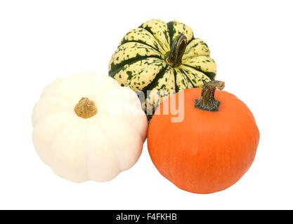 Trois petites citrouilles - orange, rayé vert et blanc et les gourdes, isolé sur fond blanc Banque D'Images