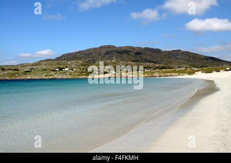 Plage de sable blanc et les chiens de mer près de la baie de Roundstone Connemara Comté de Galway Irlande Banque D'Images