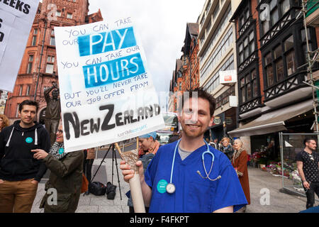 Speaker's Corner, Nottingham, Royaume-Uni 17 octobre 2015. Les médecins en centre-ville de Nottingham en protestation contre les plans du gouvernement britannique de modifier leurs contrats Crédit : Mark Richardson/Alamy Live News Banque D'Images