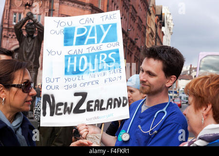 Speaker's Corner, Nottingham, Royaume-Uni 17 octobre 2015. Les médecins en centre-ville de Nottingham en protestation contre les plans du gouvernement britannique de modifier leurs contrats Crédit : Mark Richardson/Alamy Live News Banque D'Images