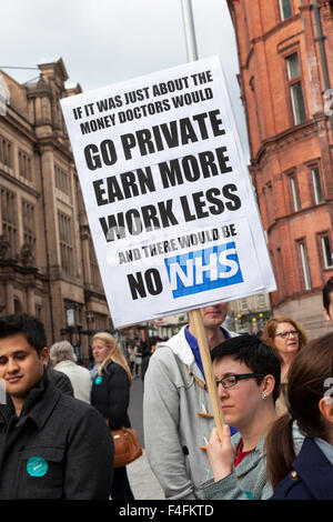 Speaker's Corner, Nottingham, Royaume-Uni 17 octobre 2015. Les médecins en centre-ville de Nottingham en protestation contre les plans du gouvernement britannique de modifier leurs contrats Crédit : Mark Richardson/Alamy Live News Banque D'Images