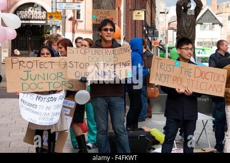 Speaker's Corner, Nottingham, Royaume-Uni 17 octobre 2015. Les médecins en centre-ville de Nottingham en protestation contre les plans du gouvernement britannique de modifier leurs contrats Crédit : Mark Richardson/Alamy Live News Banque D'Images