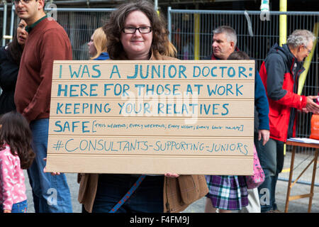 Speaker's Corner, Nottingham, Royaume-Uni 17 octobre 2015. Les médecins en centre-ville de Nottingham en protestation contre les plans du gouvernement britannique de modifier leurs contrats. Credit : Mark Richardson/Alamy Live News Banque D'Images