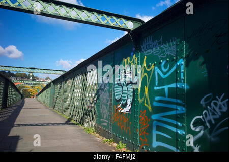 Graffiti sur un pont piétonnier, fer à repasser, UK Banque D'Images