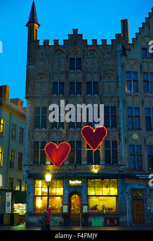 Place du marché de nuit, Jour de Valentines, Bruges Banque D'Images